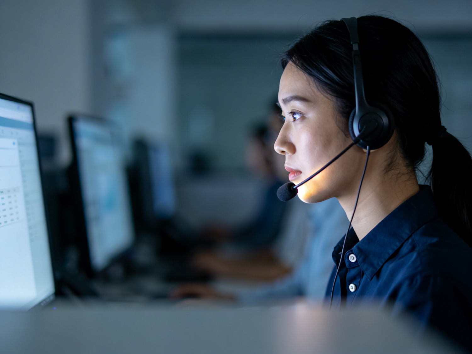 A remote sales professional works efficiently from their home office, embodying the flexibility and earning potential of a high-ticket sales career.